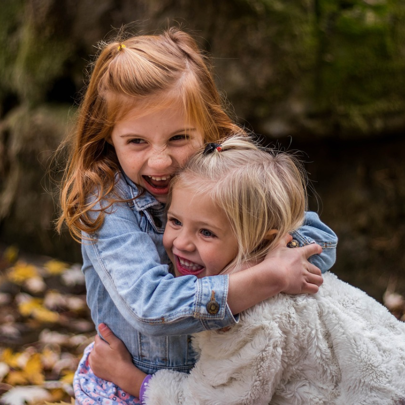 deux fille qui font un calin