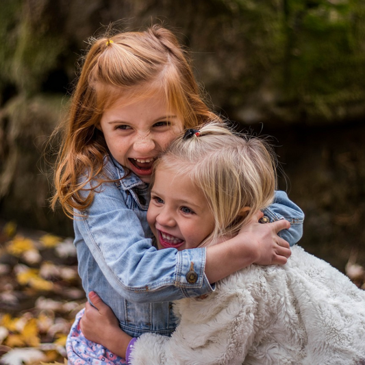 deux fille qui font un calin