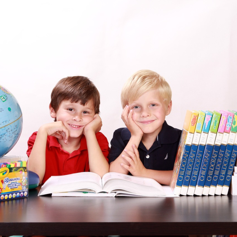 Des enfants assies devant un livre