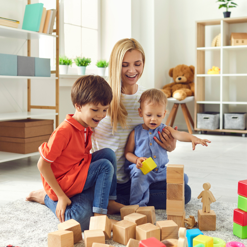une mère qui joue au jeux éducatif