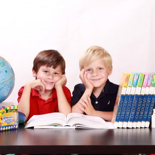 Des enfants assies devant un livre 