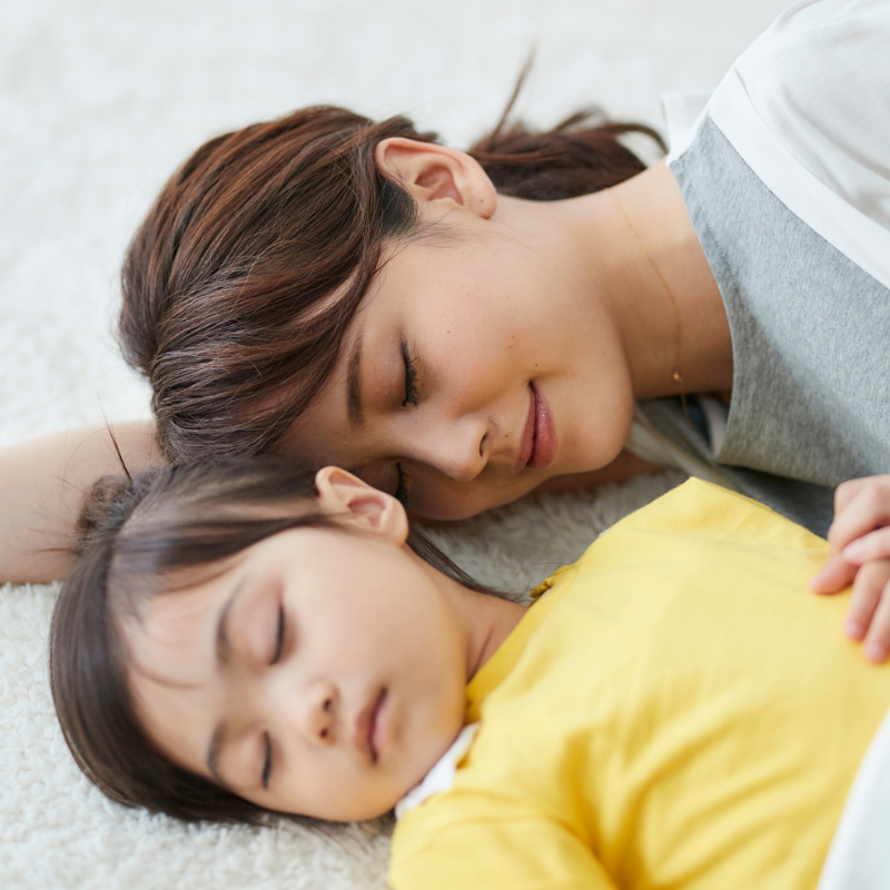 une mère qui dort avec son enfant