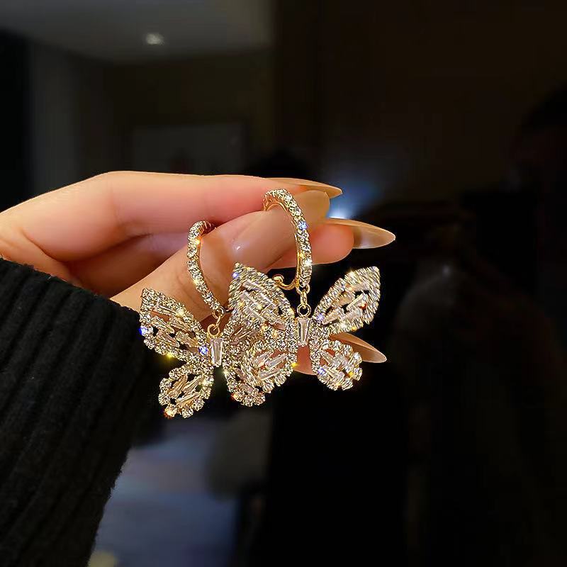 PRETTY BUTTERFLY- Butterfly-shaped earring 