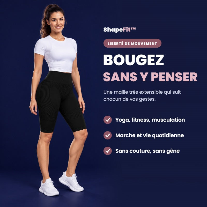 Femme en pied portant le short gainant ShapeFit noir, liberté de mouvement